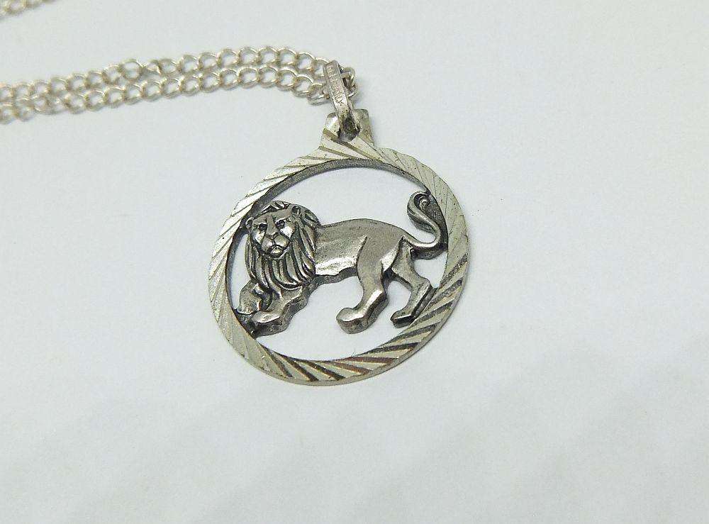 A VINTAGE UNUSED STERLING SILVER LION / LEO PENDANT WITH A STERLING SILVER NECKLACE !!