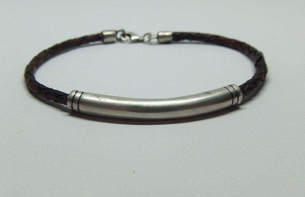 AN UNUSUAL VINTAGE LEATHER BRACELET WITH STERLING SILVER CLASP AND HIGH GRADE SILVER CENTREPIECE