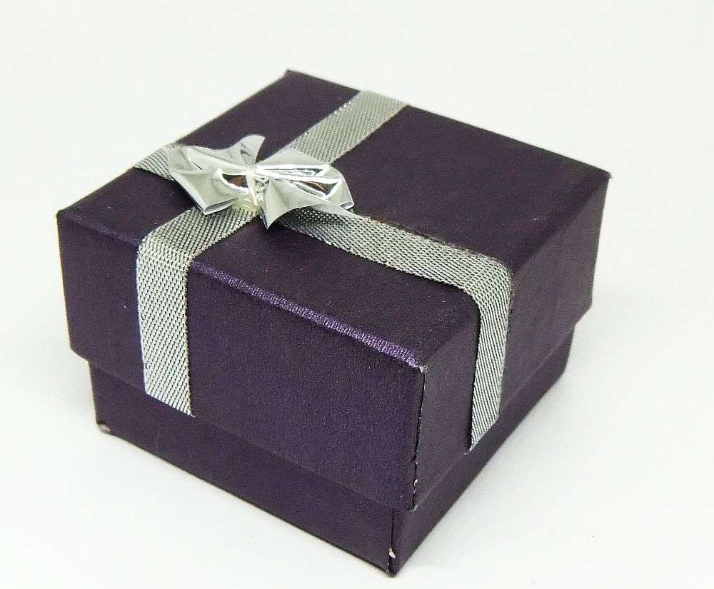 A SUPER HEAVY SOLID STERLING SILVER RING WITH A CABOCHON JADEITE STONE INSET PLUS GIFT BOX