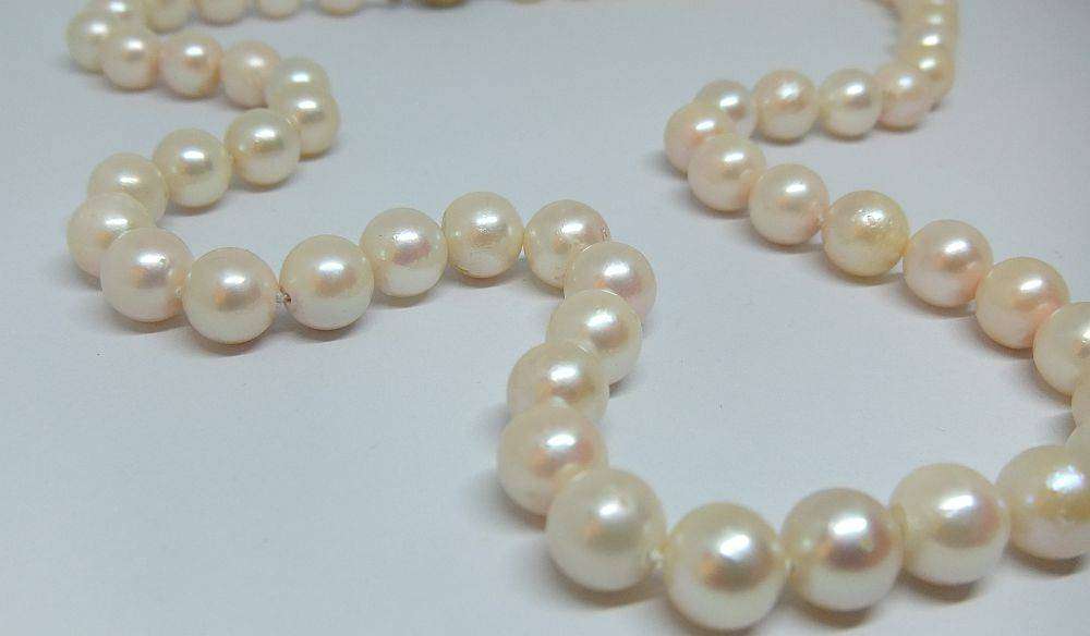 An exquisite vintage genuine pearl necklace with a 9ct gold clasp in excellent condition
