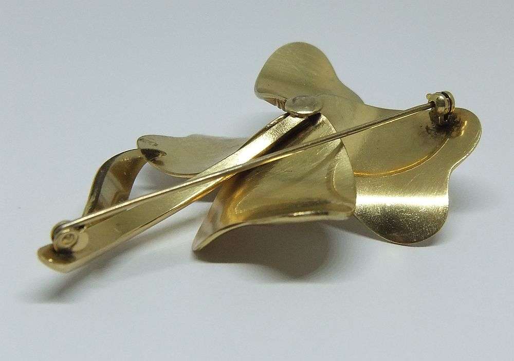 A BEAUTIFUL VINTAGE GOLD PLATED FLOWER BROOCH MADE IN GERMANY ( ROLLED GOLD )