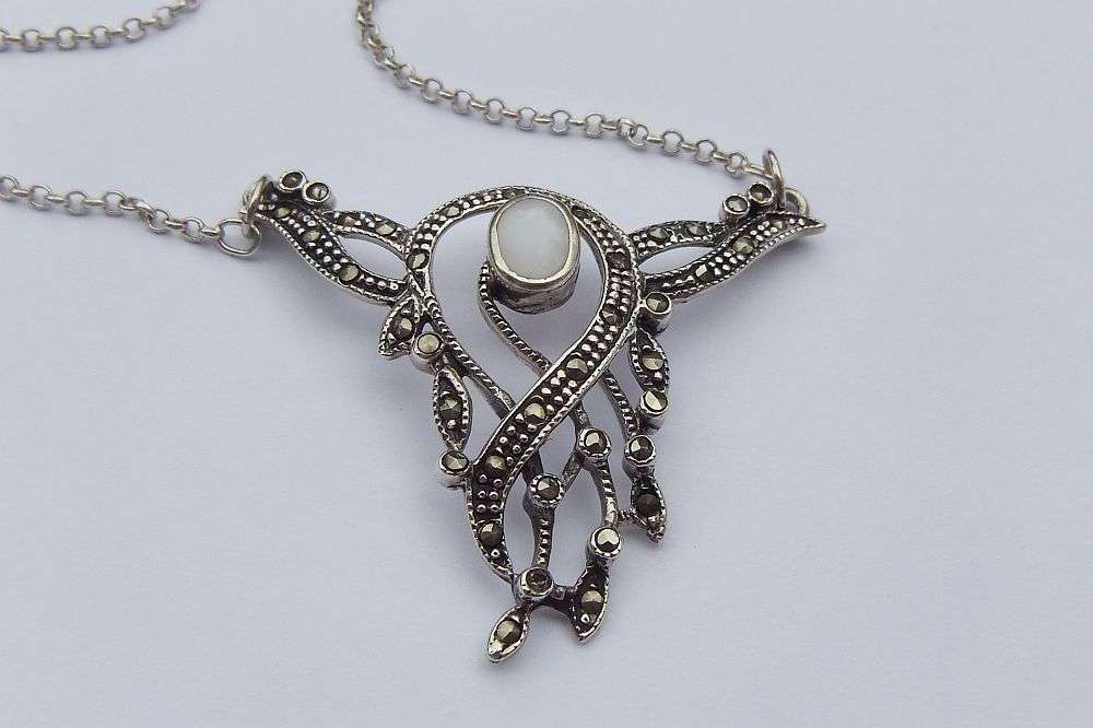 A GORGEOUS ART NOUVEAU STYLED VINTAGE STERLING SILVER NECKLACE WITH MOTHER OF PEARL INLAY