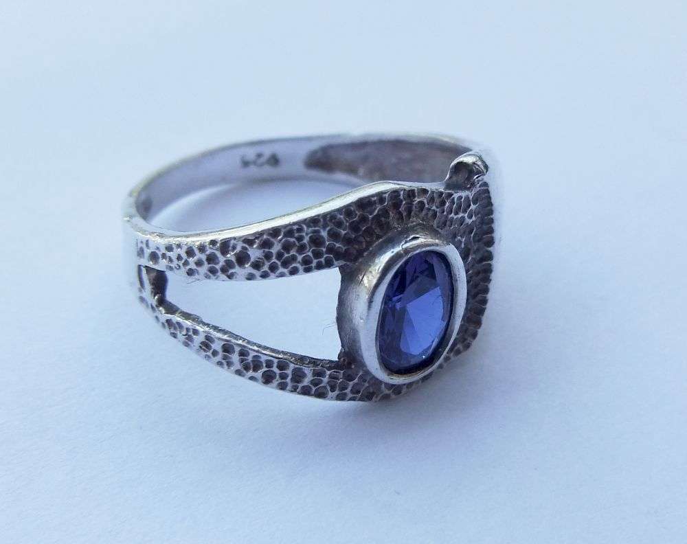 WOW !! AN ABSOLUTELY STUNNING SOLID STERLING SILVER RING SET WITH A FACETED BLUE CZ STONE !!