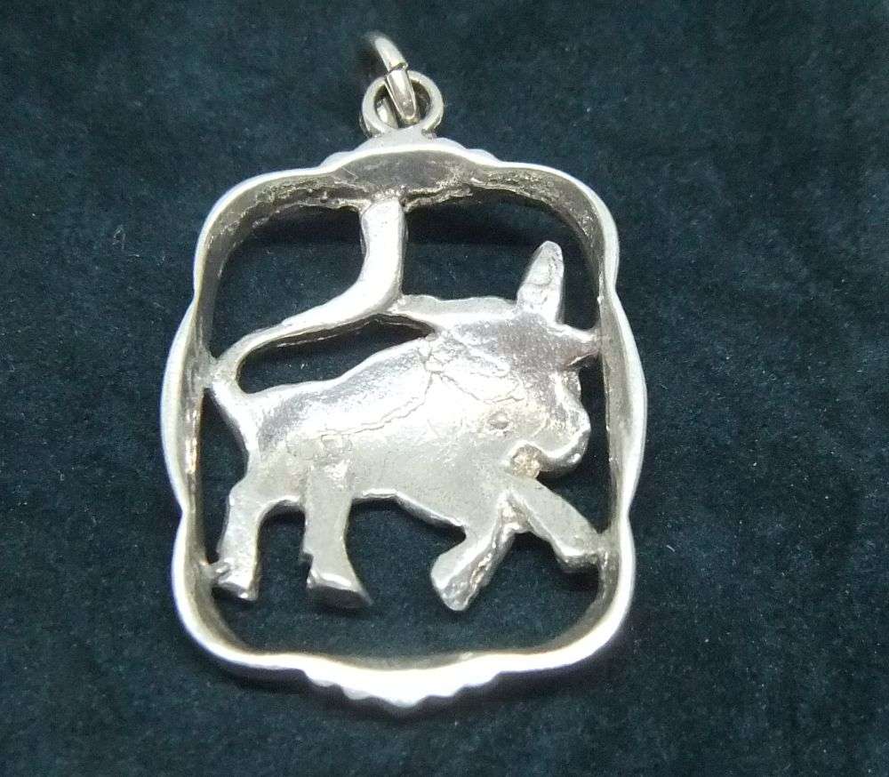 A VINTAGE SOLID STERLING SILVER ""CAPRICORN"" STAR SIGN PENDANT - ZODIAC 4