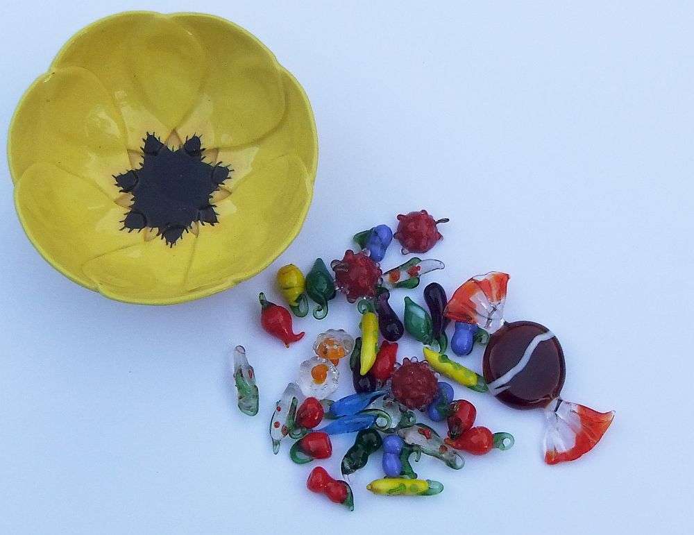 A VINTAGE MURANO GLASS SWEET PLUS MINIATURE GLASS FRUIT AND VEGETABLES PLUS FREE LITTLE BOWL