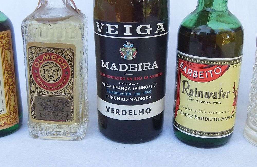 VERY RARE !! 6 TOTALLY CUTE VINTAGE MINIATURE BOTTLES OF EXPORT LIQUOR STILL SEALED !! WOW !!