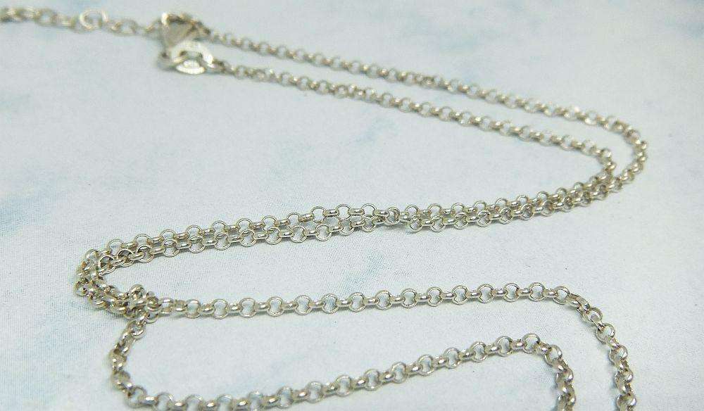 A LOVELY ROUND LINK STERLING SILVER NECKLACE WITH A BUILT IN HEART PENDANT AND CHAIN EXTENSION