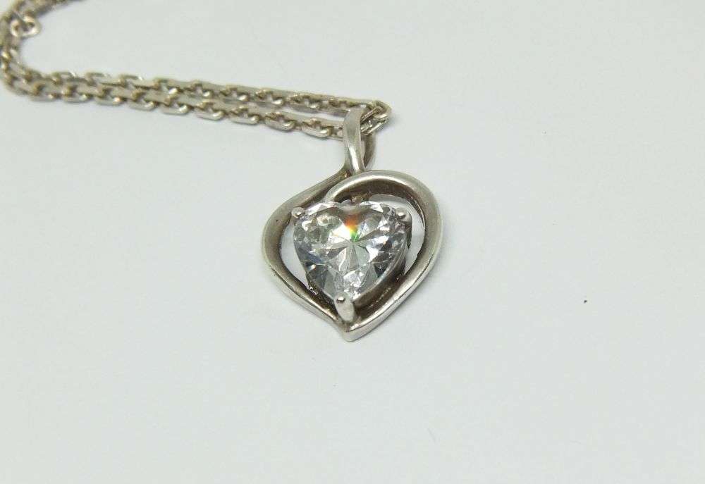 A GOOD QUALITY STERLING SILVER NECKLACE AND STERLING SILVER PENDANT WITH FACETED HEART CZ STONE !!