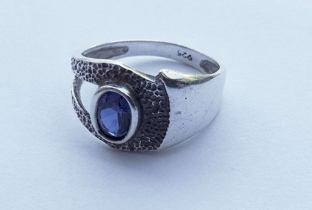 WOW !! AN ABSOLUTELY STUNNING SOLID STERLING SILVER RING SET WITH A FACETED BLUE CZ STONE !!