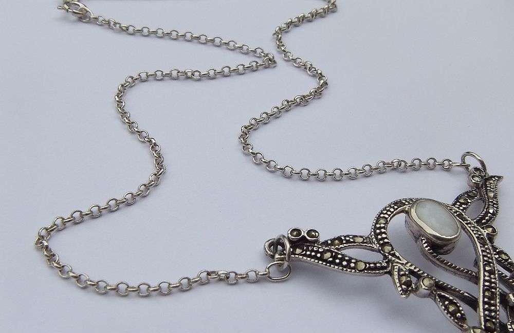 A GORGEOUS ART NOUVEAU STYLED VINTAGE STERLING SILVER NECKLACE WITH MOTHER OF PEARL INLAY