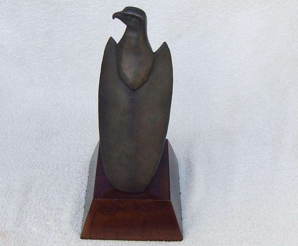 AN INCREDIBLE VINTAGE SOLID BRONZE EAGLE STATUE DESIGNED BY SA ARTIST / SCULPTOR JEAN DOYLE