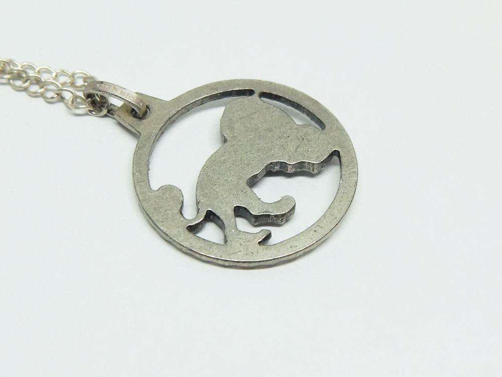 A VINTAGE UNUSED STERLING SILVER LION / LEO PENDANT WITH A STERLING SILVER NECKLACE !!