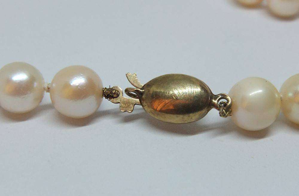 An exquisite vintage genuine pearl necklace with a 9ct gold clasp in excellent condition