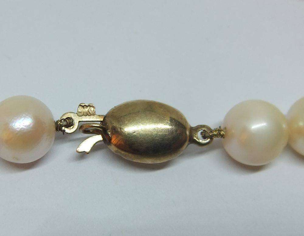 An exquisite vintage genuine pearl necklace with a 9ct gold clasp in excellent condition