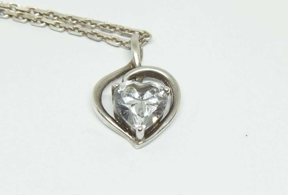 A GOOD QUALITY STERLING SILVER NECKLACE AND STERLING SILVER PENDANT WITH FACETED HEART CZ STONE !!
