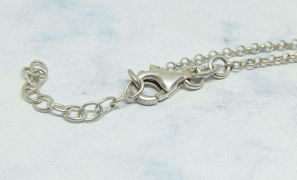 A LOVELY ROUND LINK STERLING SILVER NECKLACE WITH A BUILT IN HEART PENDANT AND CHAIN EXTENSION
