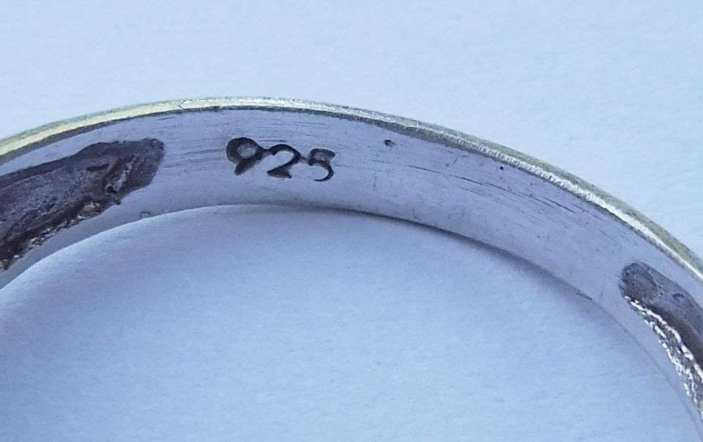 WOW !! AN ABSOLUTELY STUNNING SOLID STERLING SILVER RING SET WITH A FACETED BLUE CZ STONE !!