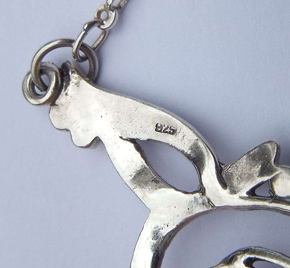 A GORGEOUS ART NOUVEAU STYLED VINTAGE STERLING SILVER NECKLACE WITH MOTHER OF PEARL INLAY