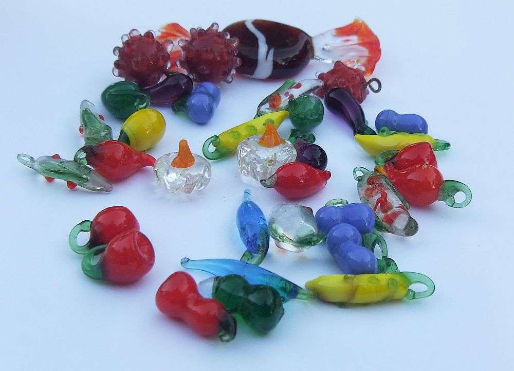 A VINTAGE MURANO GLASS SWEET PLUS MINIATURE GLASS FRUIT AND VEGETABLES PLUS FREE LITTLE BOWL