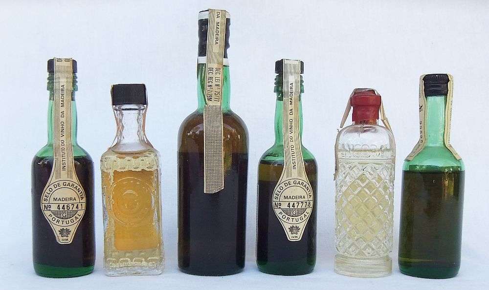 VERY RARE !! 6 TOTALLY CUTE VINTAGE MINIATURE BOTTLES OF EXPORT LIQUOR STILL SEALED !! WOW !!