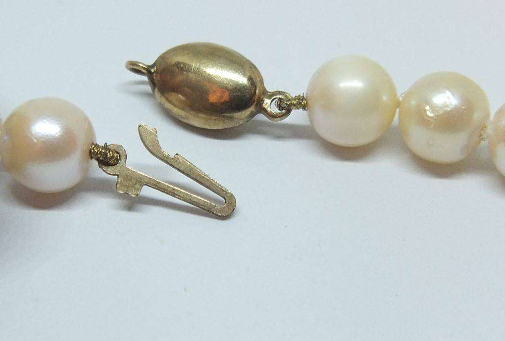 An exquisite vintage genuine pearl necklace with a 9ct gold clasp in excellent condition