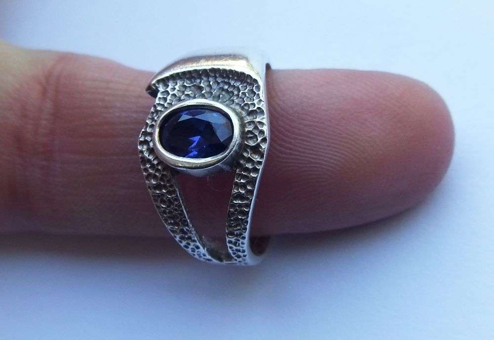 WOW !! AN ABSOLUTELY STUNNING SOLID STERLING SILVER RING SET WITH A FACETED BLUE CZ STONE !!