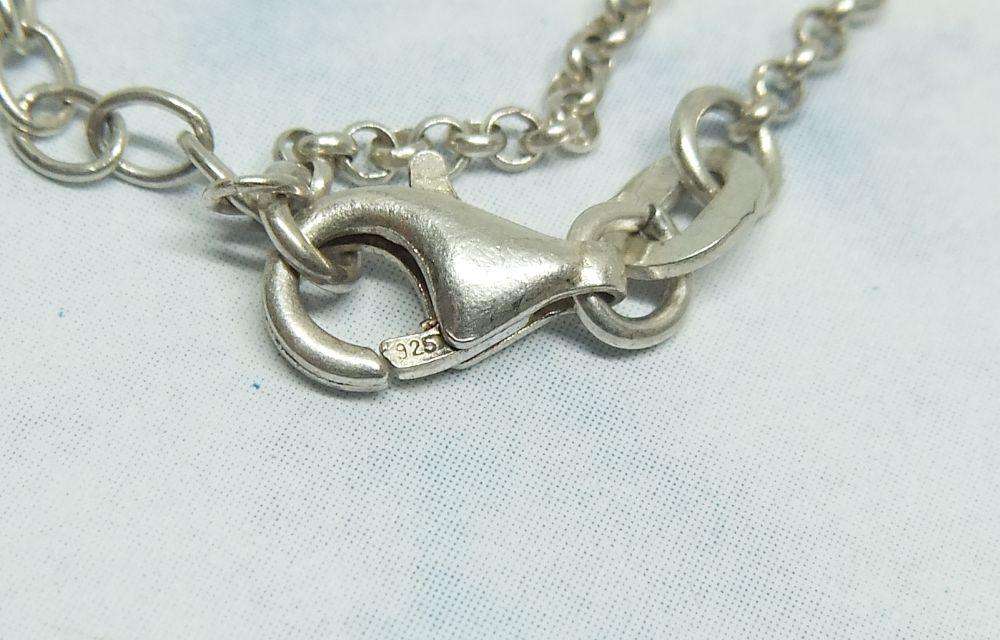A LOVELY ROUND LINK STERLING SILVER NECKLACE WITH A BUILT IN HEART PENDANT AND CHAIN EXTENSION