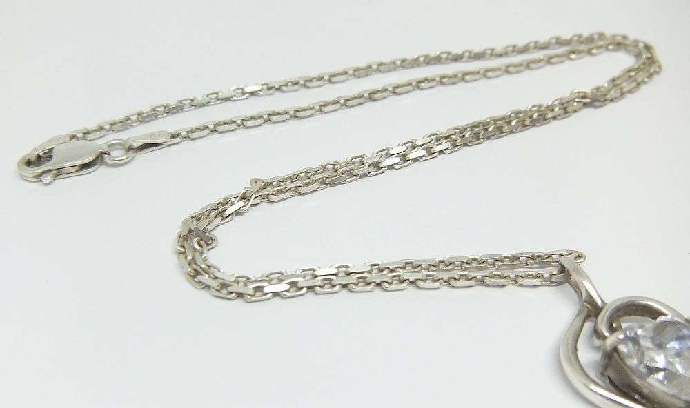 A GOOD QUALITY STERLING SILVER NECKLACE AND STERLING SILVER PENDANT WITH FACETED HEART CZ STONE !!