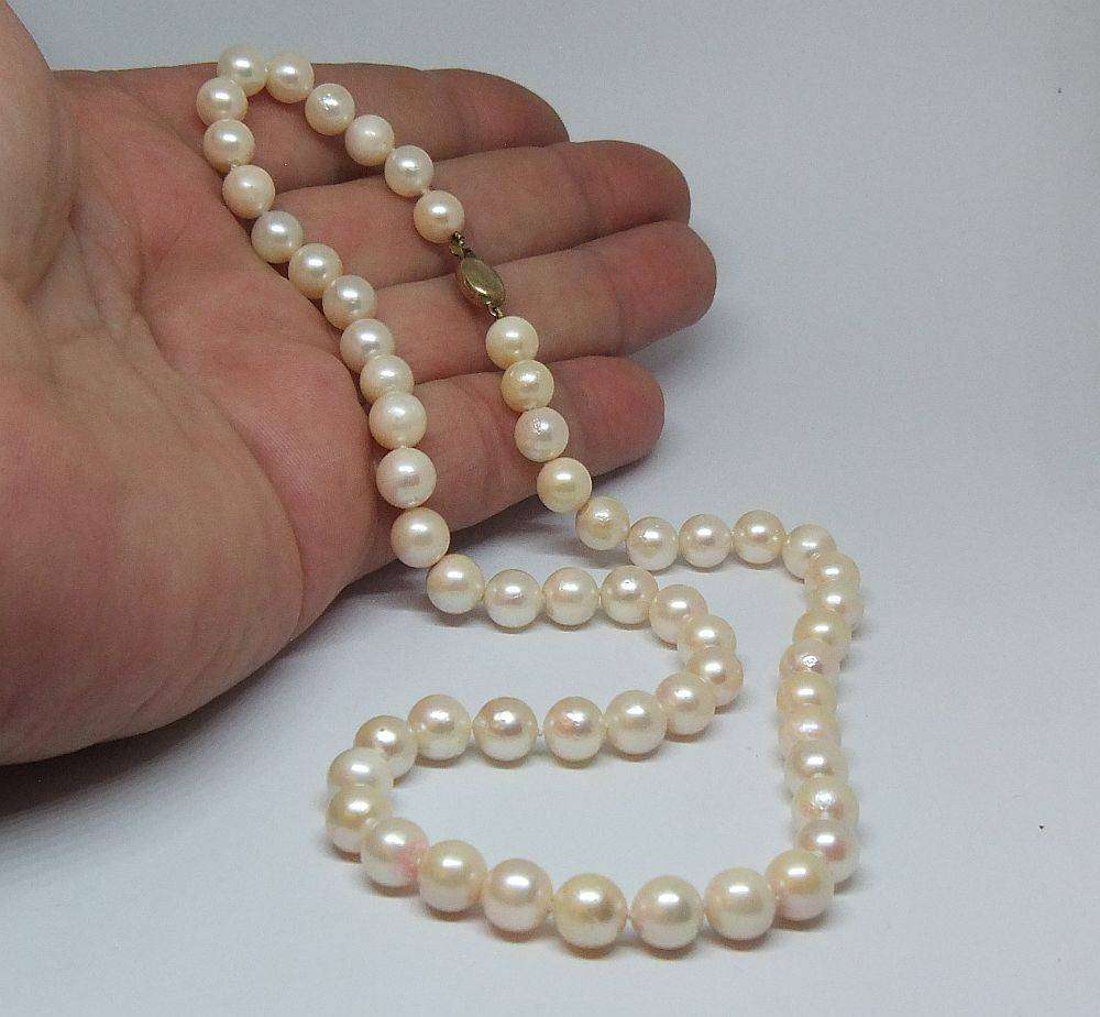 An exquisite vintage genuine pearl necklace with a 9ct gold clasp in excellent condition