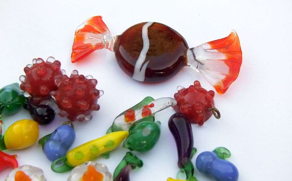 A VINTAGE MURANO GLASS SWEET PLUS MINIATURE GLASS FRUIT AND VEGETABLES PLUS FREE LITTLE BOWL