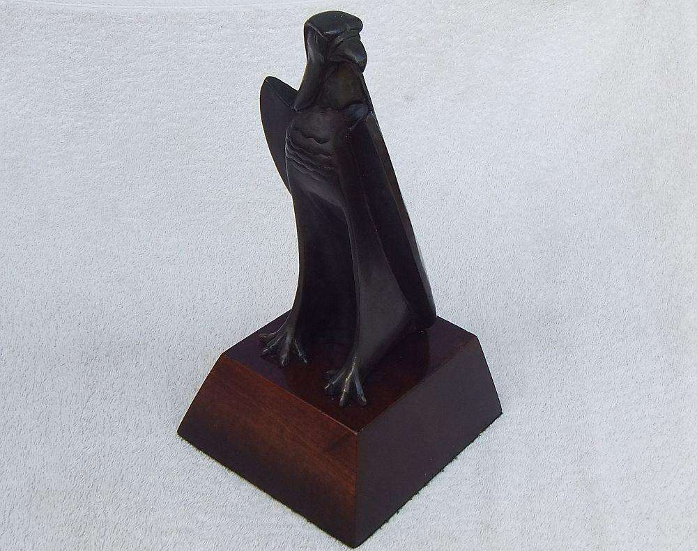 AN INCREDIBLE VINTAGE SOLID BRONZE EAGLE STATUE DESIGNED BY SA ARTIST / SCULPTOR JEAN DOYLE