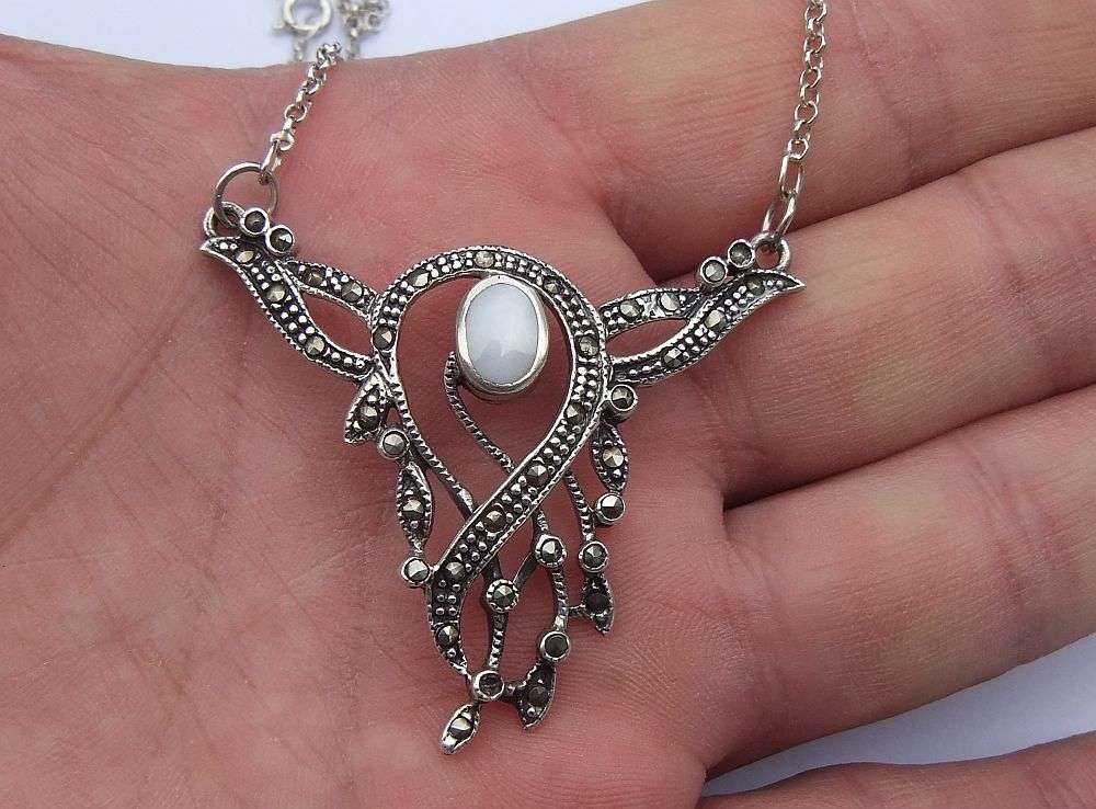 A GORGEOUS ART NOUVEAU STYLED VINTAGE STERLING SILVER NECKLACE WITH MOTHER OF PEARL INLAY