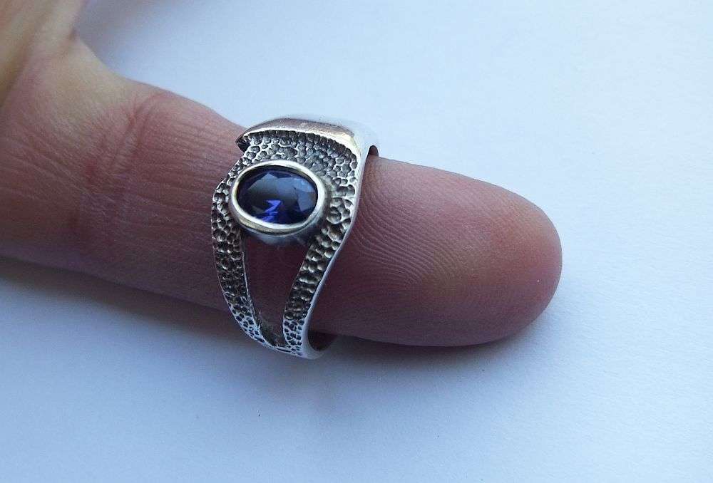 WOW !! AN ABSOLUTELY STUNNING SOLID STERLING SILVER RING SET WITH A FACETED BLUE CZ STONE !!