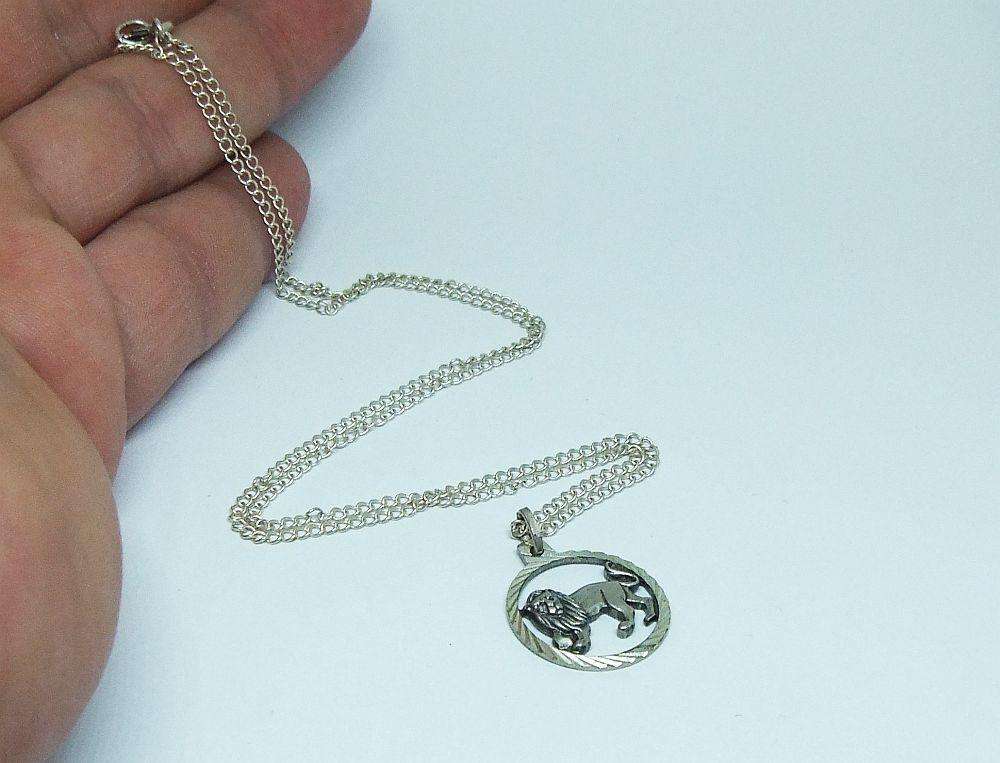 A VINTAGE UNUSED STERLING SILVER LION / LEO PENDANT WITH A STERLING SILVER NECKLACE !!