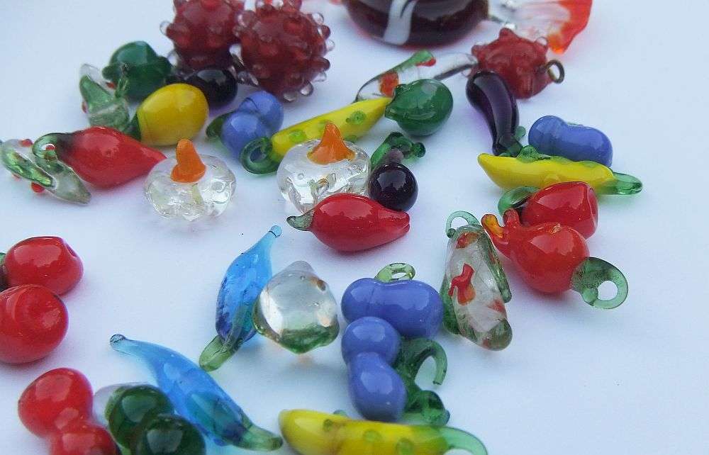 A VINTAGE MURANO GLASS SWEET PLUS MINIATURE GLASS FRUIT AND VEGETABLES PLUS FREE LITTLE BOWL