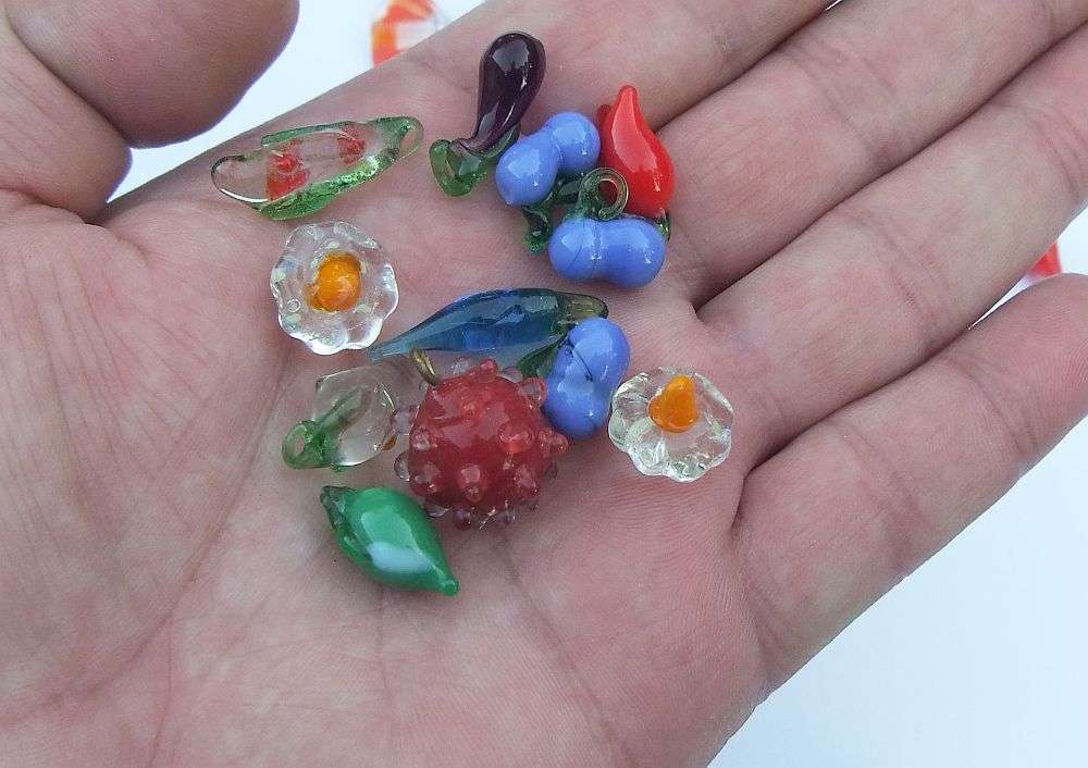 A VINTAGE MURANO GLASS SWEET PLUS MINIATURE GLASS FRUIT AND VEGETABLES PLUS FREE LITTLE BOWL