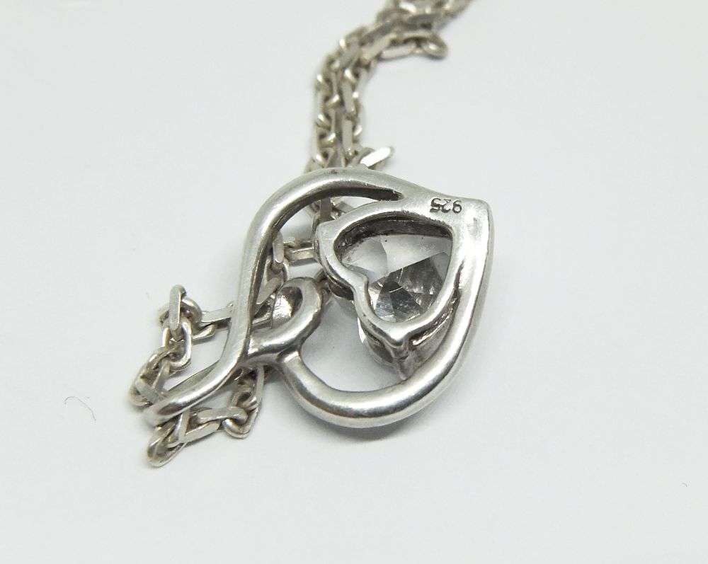 A GOOD QUALITY STERLING SILVER NECKLACE AND STERLING SILVER PENDANT WITH FACETED HEART CZ STONE !!