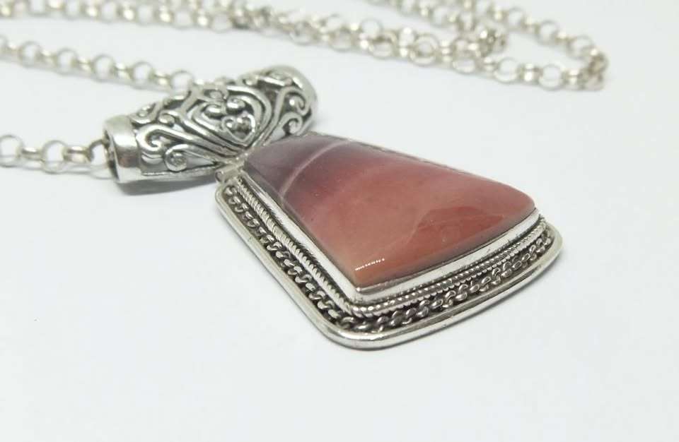 AN EXTRA LONG STERLING SILVER ROUND LINK NECKLACE & STERLING SILVER PENDANT SET WITH RED AGATE STONE