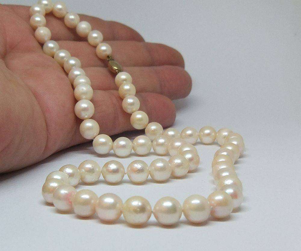 An exquisite vintage genuine pearl necklace with a 9ct gold clasp in excellent condition