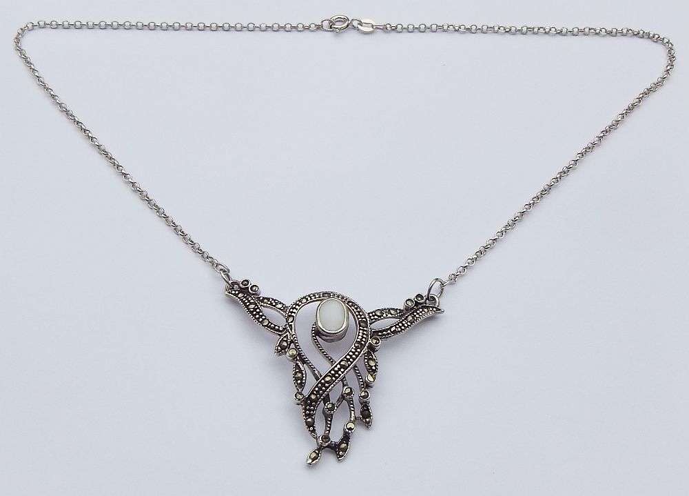 A GORGEOUS ART NOUVEAU STYLED VINTAGE STERLING SILVER NECKLACE WITH MOTHER OF PEARL INLAY