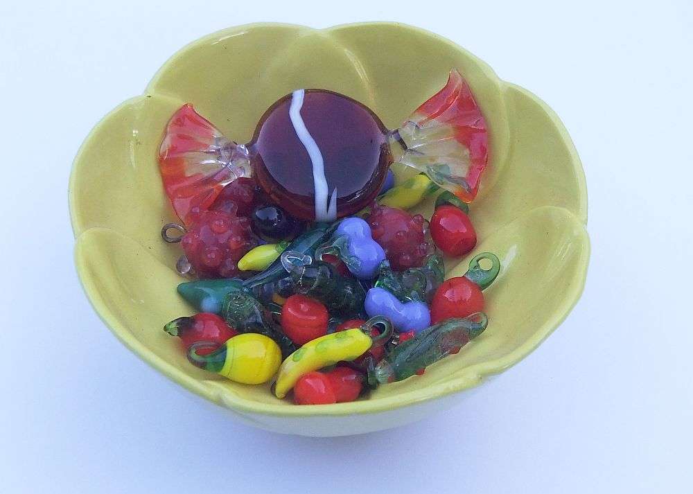 A VINTAGE MURANO GLASS SWEET PLUS MINIATURE GLASS FRUIT AND VEGETABLES PLUS FREE LITTLE BOWL
