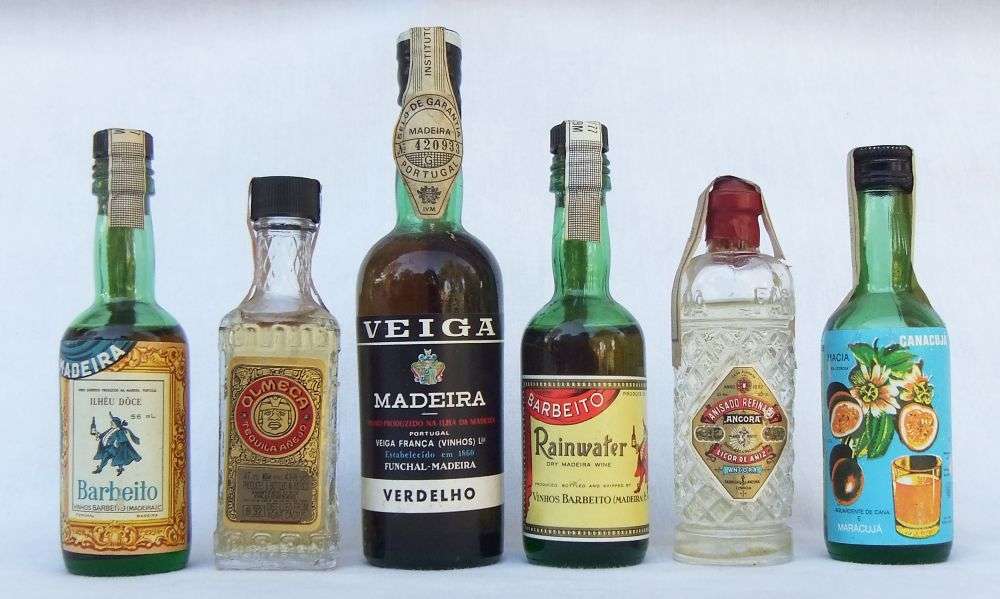 VERY RARE !! 6 TOTALLY CUTE VINTAGE MINIATURE BOTTLES OF EXPORT LIQUOR STILL SEALED !! WOW !!