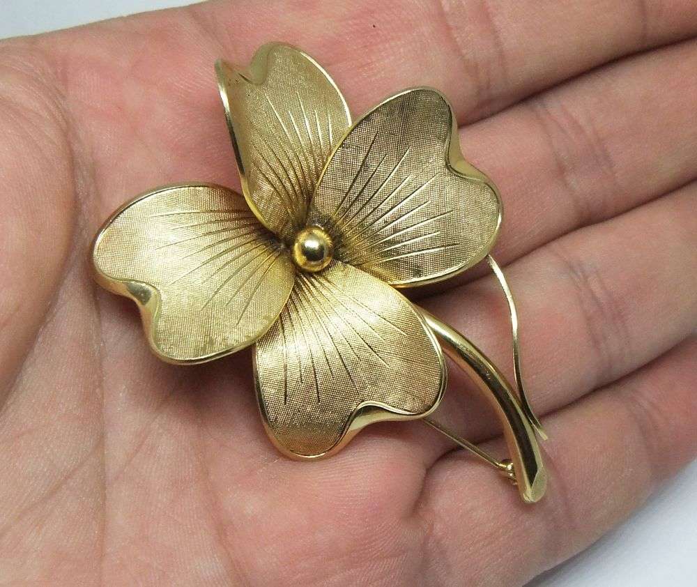 A BEAUTIFUL VINTAGE GOLD PLATED FLOWER BROOCH MADE IN GERMANY ( ROLLED GOLD )