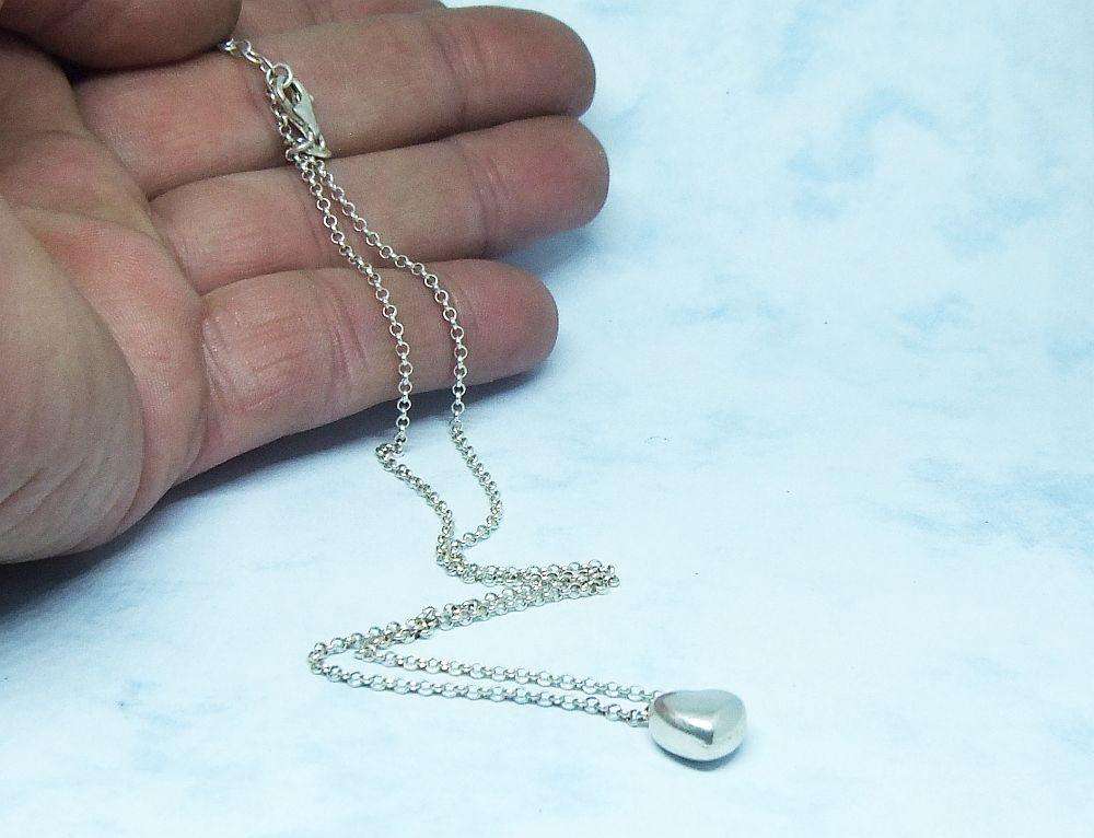A LOVELY ROUND LINK STERLING SILVER NECKLACE WITH A BUILT IN HEART PENDANT AND CHAIN EXTENSION