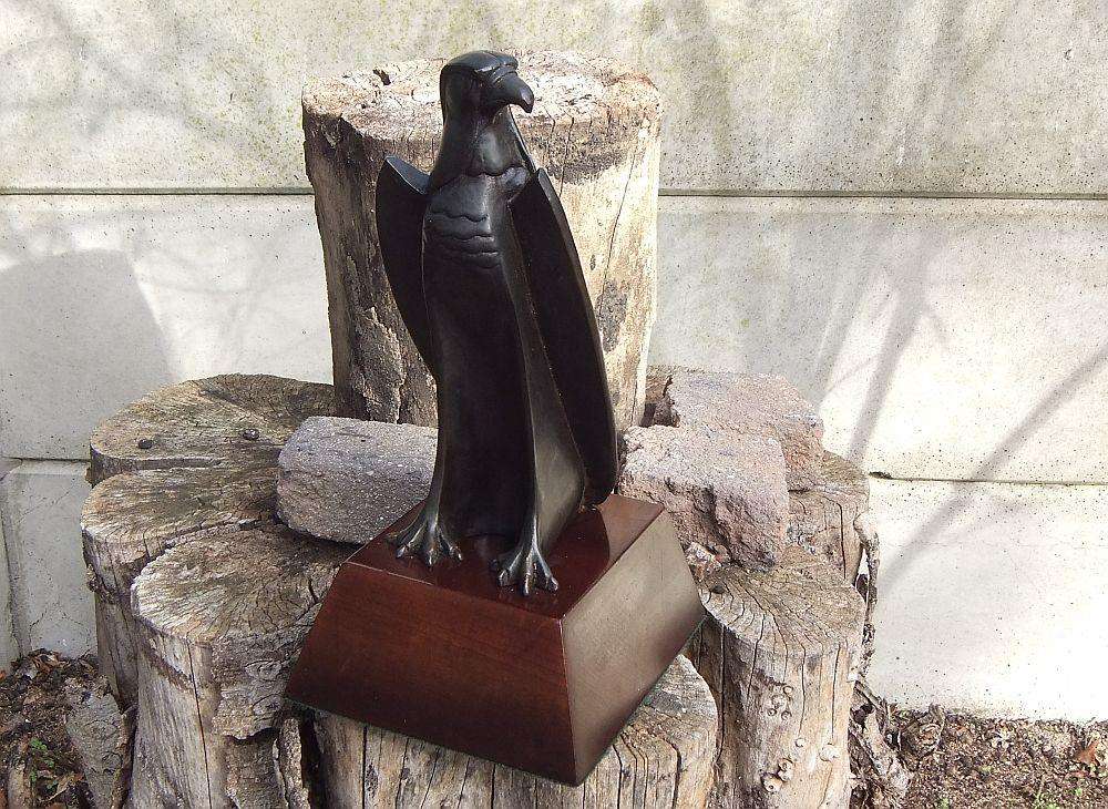 AN INCREDIBLE VINTAGE SOLID BRONZE EAGLE STATUE DESIGNED BY SA ARTIST / SCULPTOR JEAN DOYLE