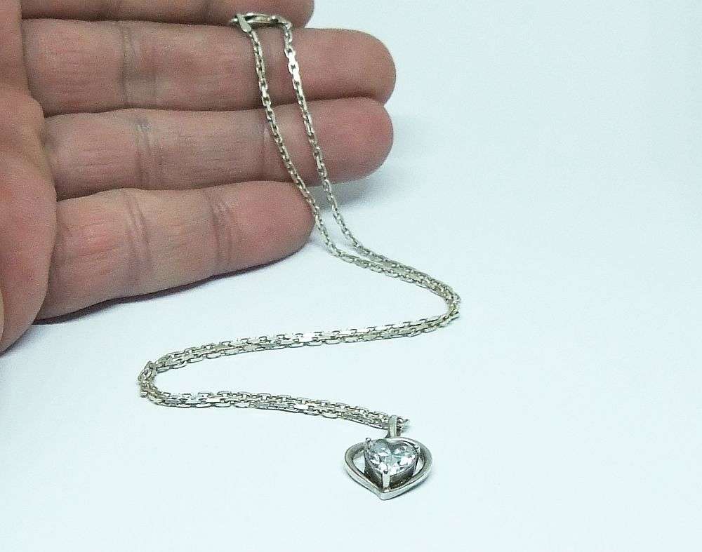 A GOOD QUALITY STERLING SILVER NECKLACE AND STERLING SILVER PENDANT WITH FACETED HEART CZ STONE !!