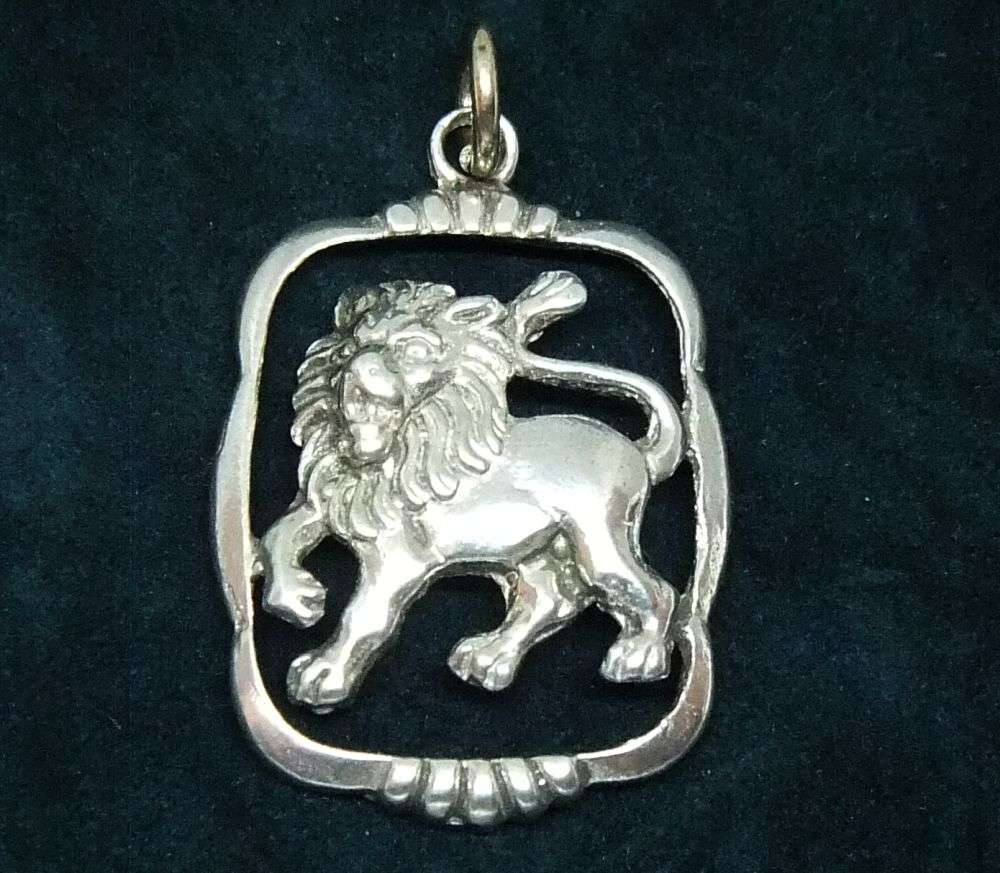 A VINTAGE SOLID STERLING SILVER "" LEO "" STAR SIGN PENDANT - ZODIAC 14