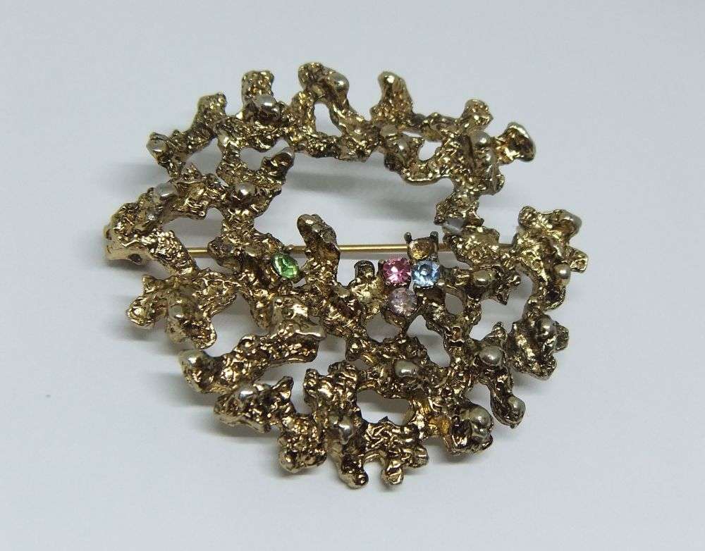 A RARER VINTAGE GOLD TONE BROOCH DESIGNED BY JOSEPH OF HOLLYWOOD