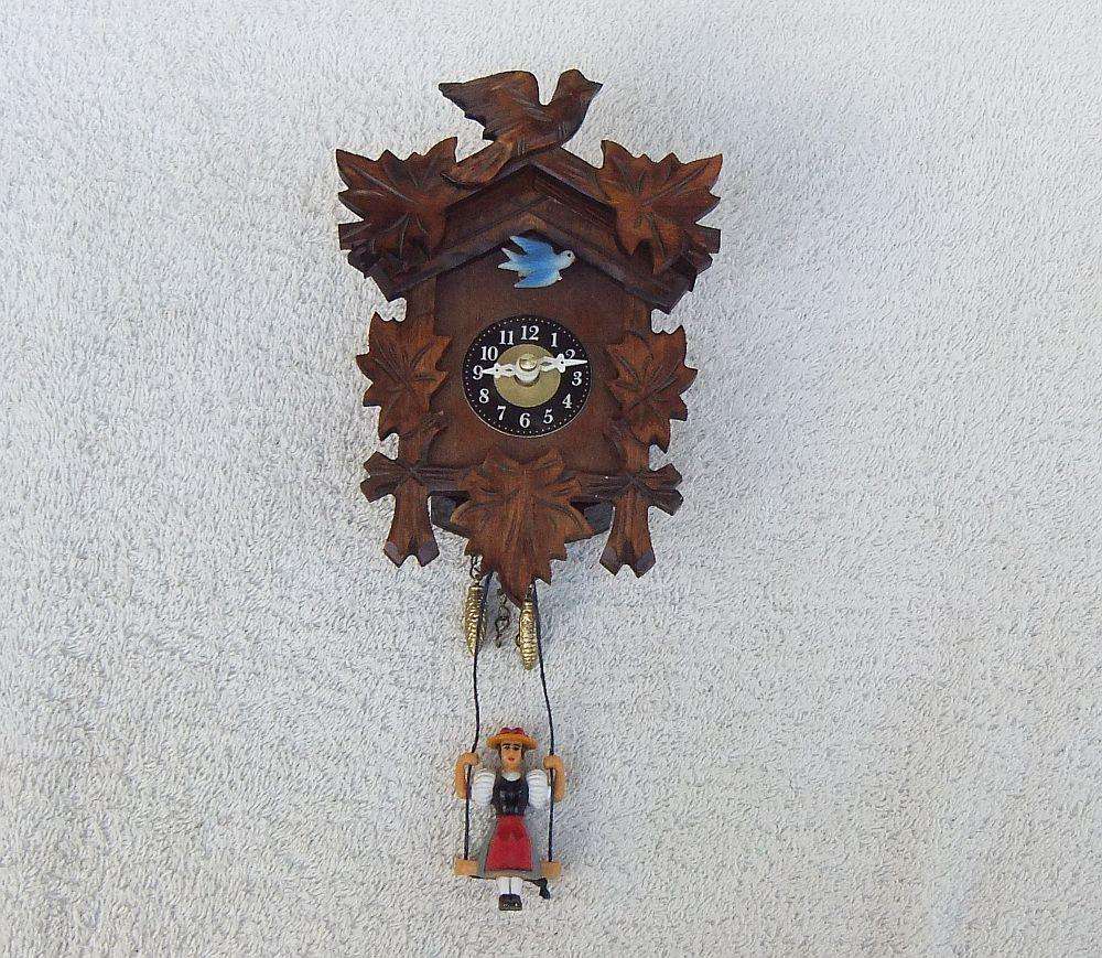 A HIGHLY DETAILED VINTAGE MINIATURE QUARTZ CUCKOO CLOCK "ORNAMENT" - READ WHY
