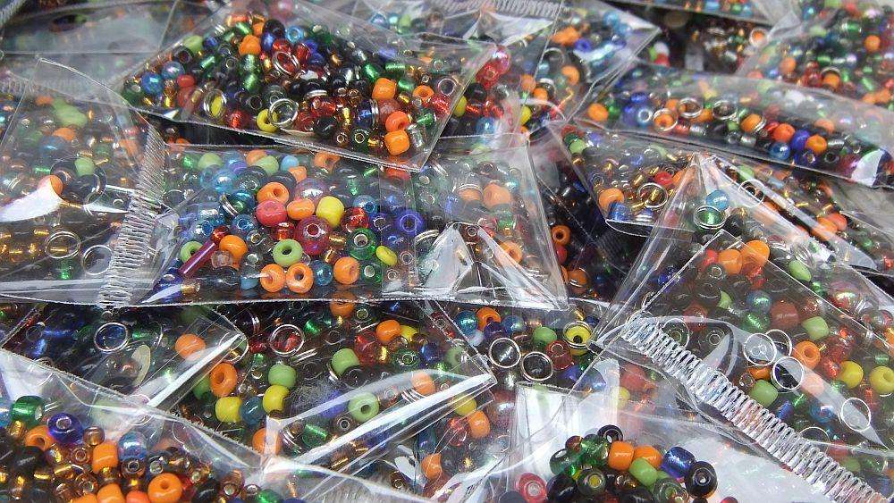299 PACKETS OF BEADS !! BID PER PACKET TO WIN ALL !! GLASS AND ACRYLIC BEADS WITH METAL JUMP RINGS